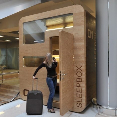 Sleepbox - мини-гостиница от русских дизайнеров. Первый Sleepbox был недавно выставлен в московском Шереметьево.
