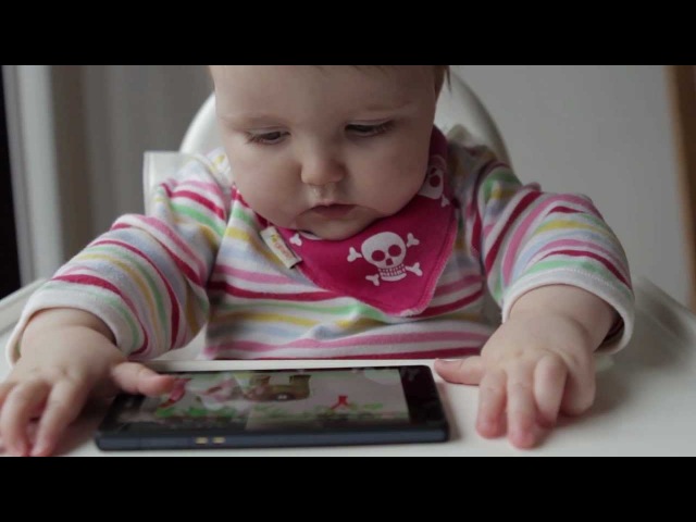 В новом рекламном ролике смартфона Sony Xperia Z, тестировщиком гаджета выступила совсем маленькая девочка. Ну, а на самом деле, кто еще проверит устройство на прочность лучше? Особенно если оно позиционируется как ударостойкое, и водонепроницаемое!