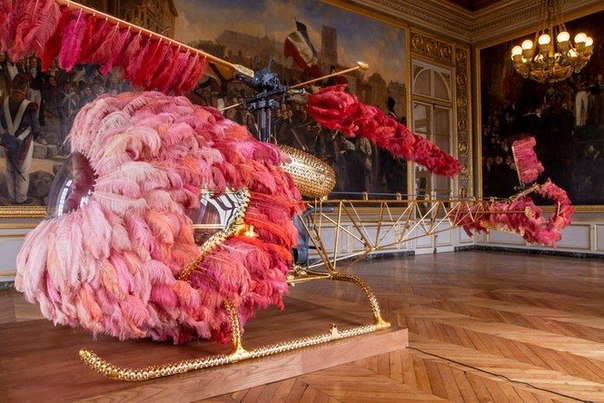Португальский дизайнер Джоана Васконселос задалась вопросом: живи королева Франции Мария-Антуанетта в наши дни, как бы выглядел вертолет знаменитой монаршьей особы? Так родилась инсталляция под названием Lilicoptиre.