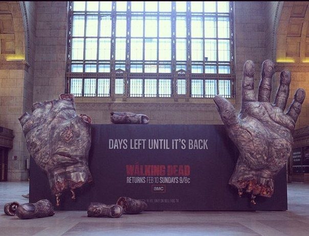 Отличная реклама нового сезона сериала "Walking dead". Количество дней до начала нового сезона показывают пальцы на руках зомби
