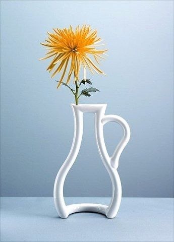 Интересная ваза для одного цветка