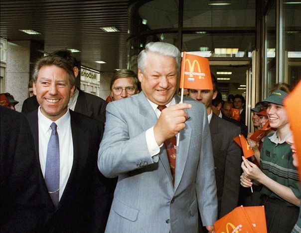 Смотреть больше историй в моментах!
  
    
      
    
    
      Больше, чем фото 
      6 фев 2013 в 11:25
    
  
Президент России Борис Ельцин на церемонии открытия второго ресторана Макдоналдс. 