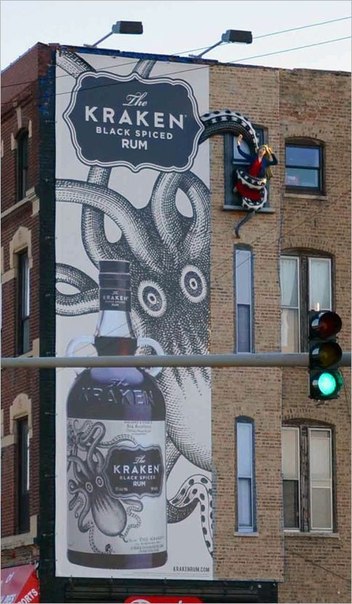 Новая оригинальная наружная реклама рома The Kraken