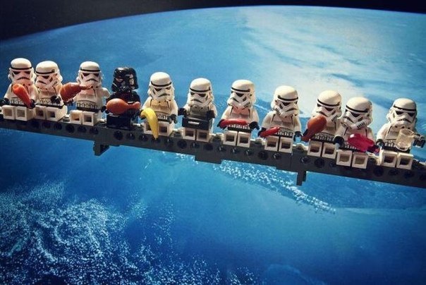 Аллюзия от LEGO на знаменитую фотографию, где рабочие обедают на высоте во время работ по возведению Empire State Building в Нью-Йорке
