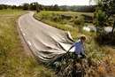 Профессиональный фотограф и ретушер из Швеции Эрик Йоханссон (Eric Johansson) живет и работает в Берлине. Вдохновляясь работами Сальвадора Дали, Мориса Эшера и Роба Гонсалвеса, он создает удивительные картины. Его фотоманипуляции, созданные при помощи графического редактора из собственоручно сделанных фотографий, заставляют шире смотреть на вещи и осознавать, что мир вокруг ограничен лишь рамками нашей фантазии.