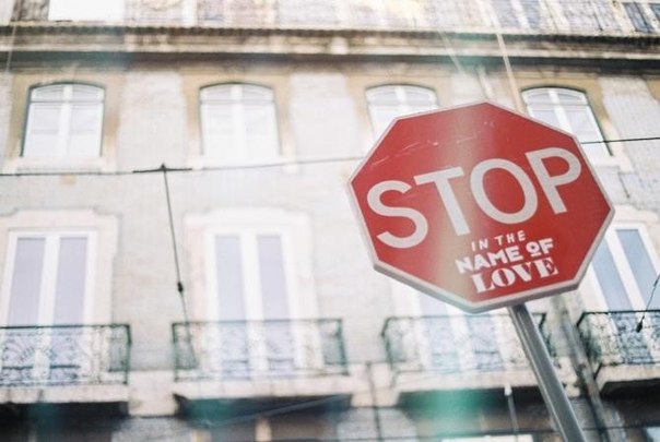 В проекте "STOP" была сделана попытка донести до людей некоторые ироничные и критические сообщения через сочетание различных шрифтов на дорожных знаках "Стоп". Надписи сделаны в определенных местах, где их содержание уже обретает нужный смысл.