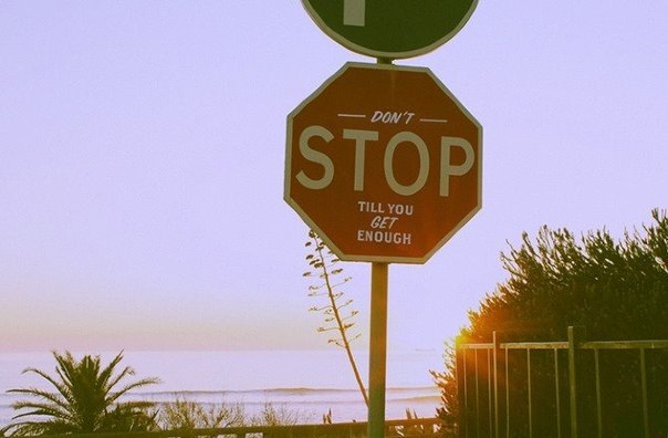 В проекте "STOP" была сделана попытка донести до людей некоторые ироничные и критические сообщения через сочетание различных шрифтов на дорожных знаках "Стоп". Надписи сделаны в определенных местах, где их содержание уже обретает нужный смысл.