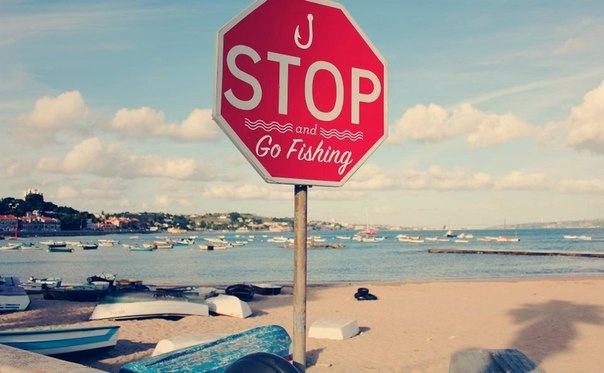 В проекте "STOP" была сделана попытка донести до людей некоторые ироничные и критические сообщения через сочетание различных шрифтов на дорожных знаках "Стоп". Надписи сделаны в определенных местах, где их содержание уже обретает нужный смысл.