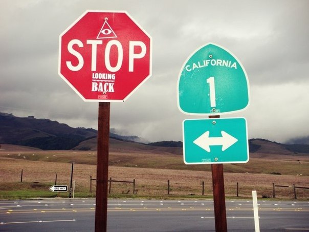 В проекте "STOP" была сделана попытка донести до людей некоторые ироничные и критические сообщения через сочетание различных шрифтов на дорожных знаках "Стоп". Надписи сделаны в определенных местах, где их содержание уже обретает нужный смысл.