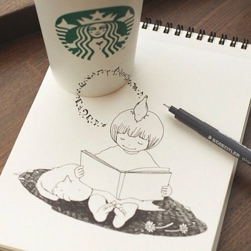 Иллюстратор Tomoko Shintani весело проводит время, делая рисунки, пока пьет кофе в Starbucks. На своем сайте она сообщает, что это не пиар и не рекламный ход, просто от ароматов в Starbucks ей хочется творить, выходя за рамки листа на одноразовые стаканчики и обыгрывая кружки. Прекрасные рисунки, дарящие улыбки и позитивное настроение)