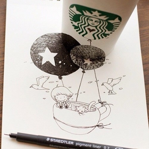 Иллюстратор Tomoko Shintani весело проводит время, делая рисунки, пока пьет кофе в Starbucks. На своем сайте она сообщает, что это не пиар и не рекламный ход, просто от ароматов в Starbucks ей хочется творить, выходя за рамки листа на одноразовые стаканчики и обыгрывая кружки. Прекрасные рисунки, дарящие улыбки и позитивное настроение)