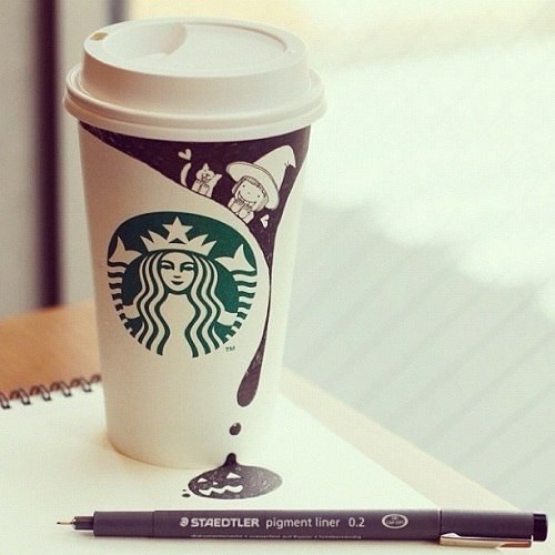 Иллюстратор Tomoko Shintani весело проводит время, делая рисунки, пока пьет кофе в Starbucks. На своем сайте она сообщает, что это не пиар и не рекламный ход, просто от ароматов в Starbucks ей хочется творить, выходя за рамки листа на одноразовые стаканчики и обыгрывая кружки. Прекрасные рисунки, дарящие улыбки и позитивное настроение)
