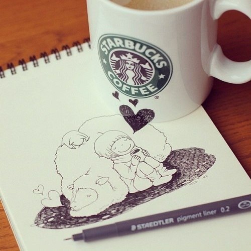 Иллюстратор Tomoko Shintani весело проводит время, делая рисунки, пока пьет кофе в Starbucks. На своем сайте она сообщает, что это не пиар и не рекламный ход, просто от ароматов в Starbucks ей хочется творить, выходя за рамки листа на одноразовые стаканчики и обыгрывая кружки. Прекрасные рисунки, дарящие улыбки и позитивное настроение)