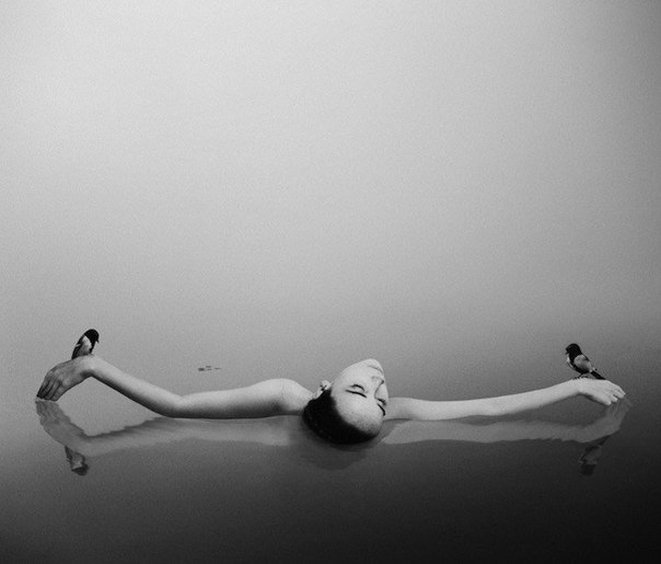 Фотопроект Noell Oszvalde "Автопортрет". Черно-белая тональность выбрана специально для того, чтобы цвет при просмотре не отвлекал от чувств, которые возникают от вложенной в каждое фото идеи.