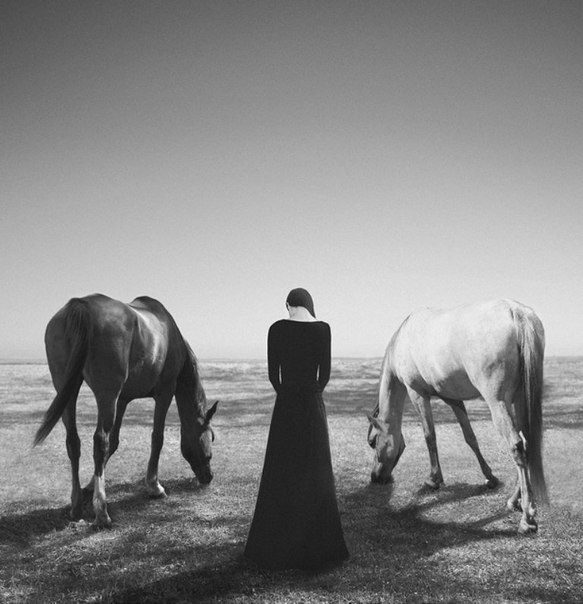Фотопроект Noell Oszvalde "Автопортрет". Черно-белая тональность выбрана специально для того, чтобы цвет при просмотре не отвлекал от чувств, которые возникают от вложенной в каждое фото идеи.